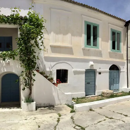 Borgo Petelia, Casa Centro, Antica Abitazione Calabrese Con Giardino, Ristrutturata Strongoli